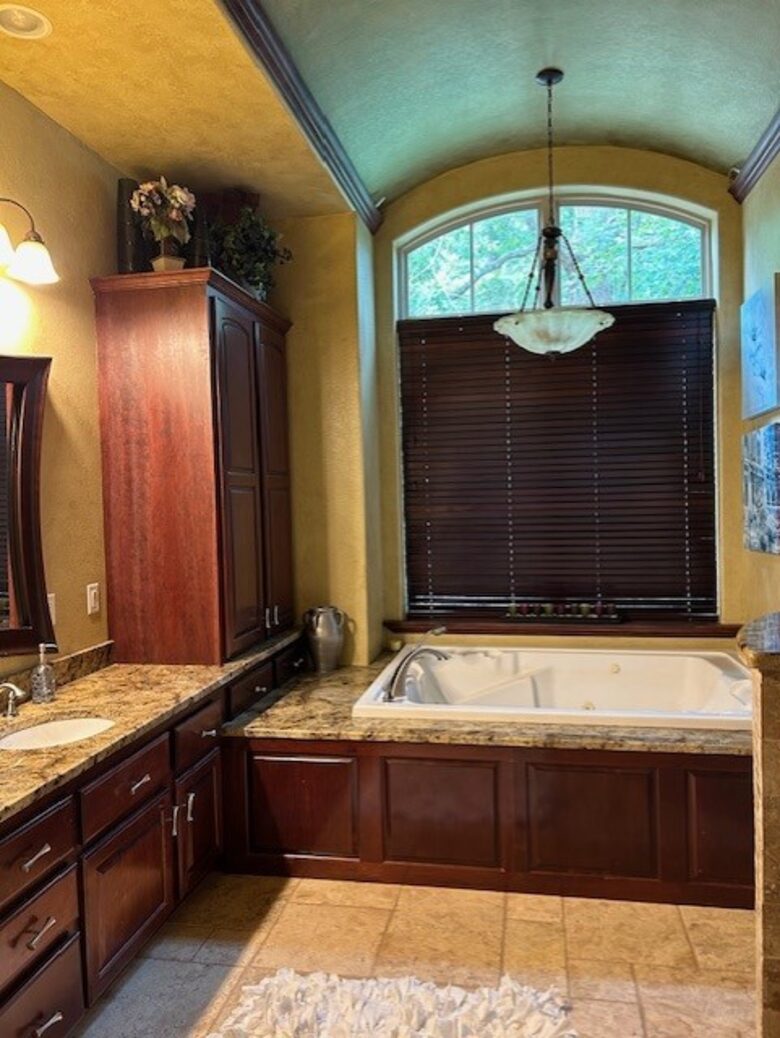 Seasonal Charm Water Front - Hot Springs, Arkansas