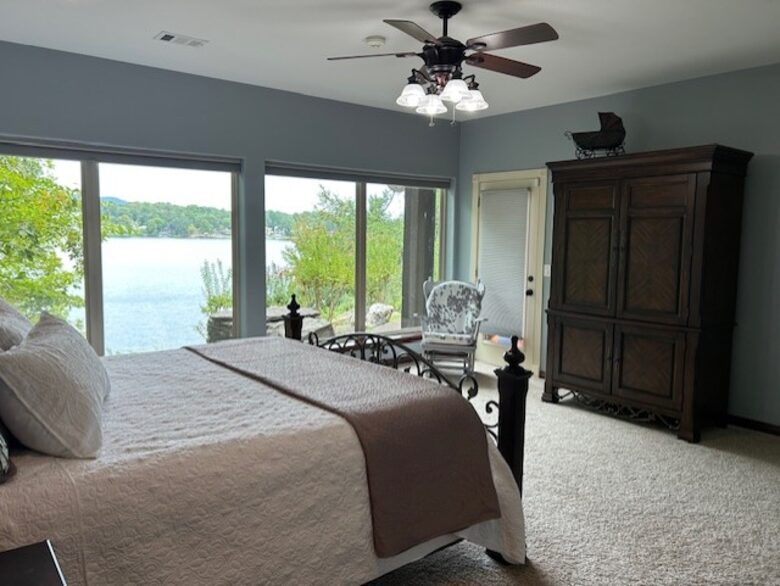 Seasonal Charm Water Front - Hot Springs, Arkansas