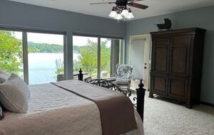 Seasonal Charm Water Front - Hot Springs, Arkansas