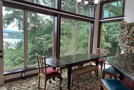 Seasonal Charm Water Front - Hot Springs, Arkansas