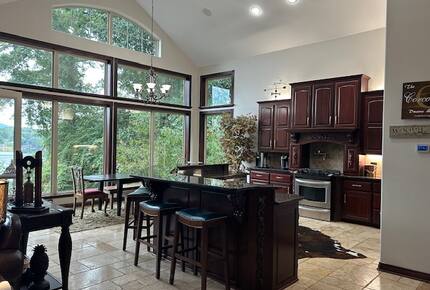 Seasonal Charm Water Front - Hot Springs, Arkansas