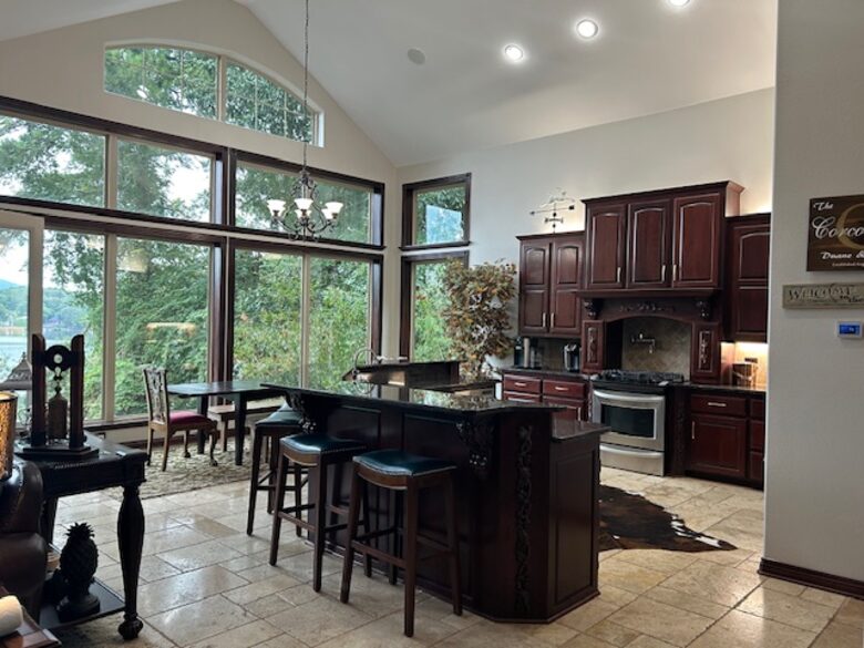 Seasonal Charm Water Front - Hot Springs, Arkansas