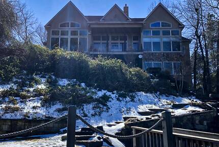 Seasonal Charm Water Front - Hot Springs, Arkansas