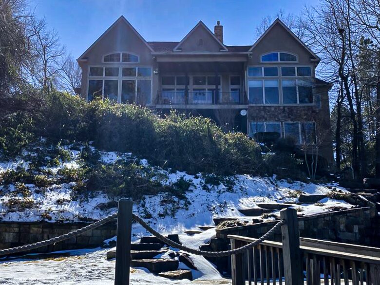 Seasonal Charm Water Front - Hot Springs, Arkansas