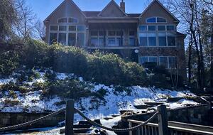 Seasonal Charm Water Front - Hot Springs, Arkansas