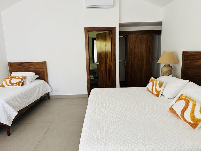 Exquisite 6,000 sqft Beach Villa with Resort-Like Pool - Puerto San Jose, Guatemala