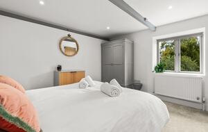 Elegant Stone Barn Retreat in South Milton - South Milton Devon, United Kingdom