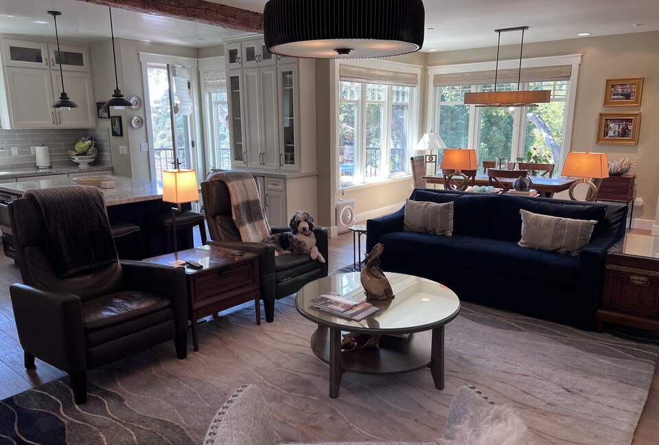 Great room w dining room overlooking oak trees in the corner