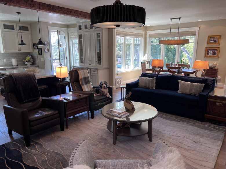 Great room w dining room overlooking oak trees in the corner