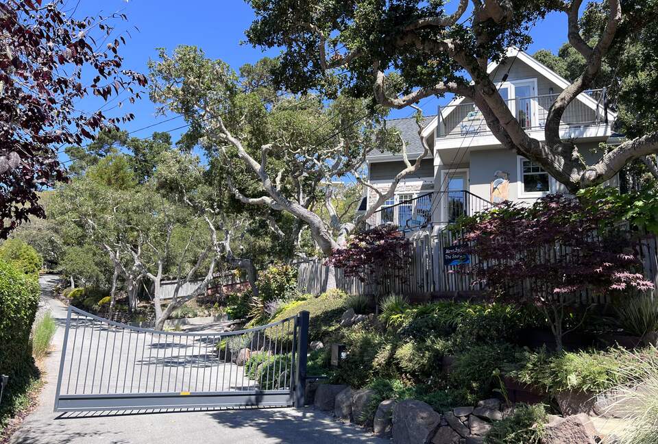 Very quiet end of road location only 5 blocks from Village