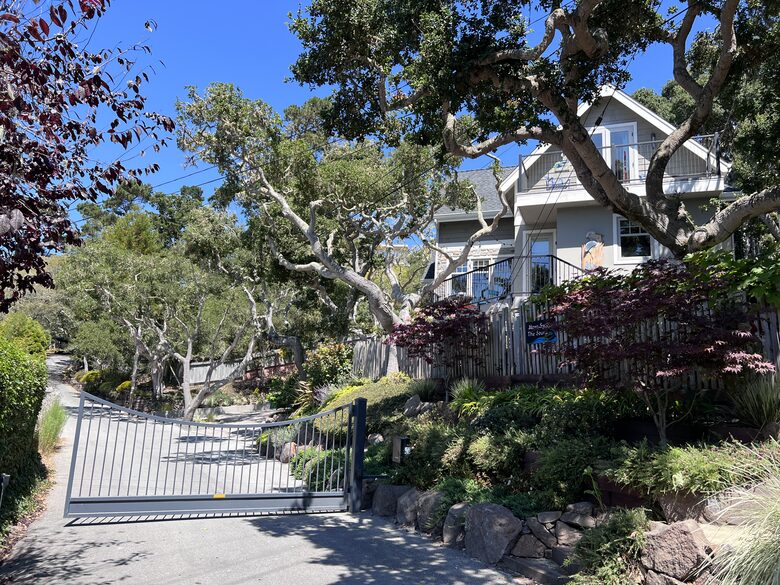 Very quiet end of road location only 5 blocks from Village