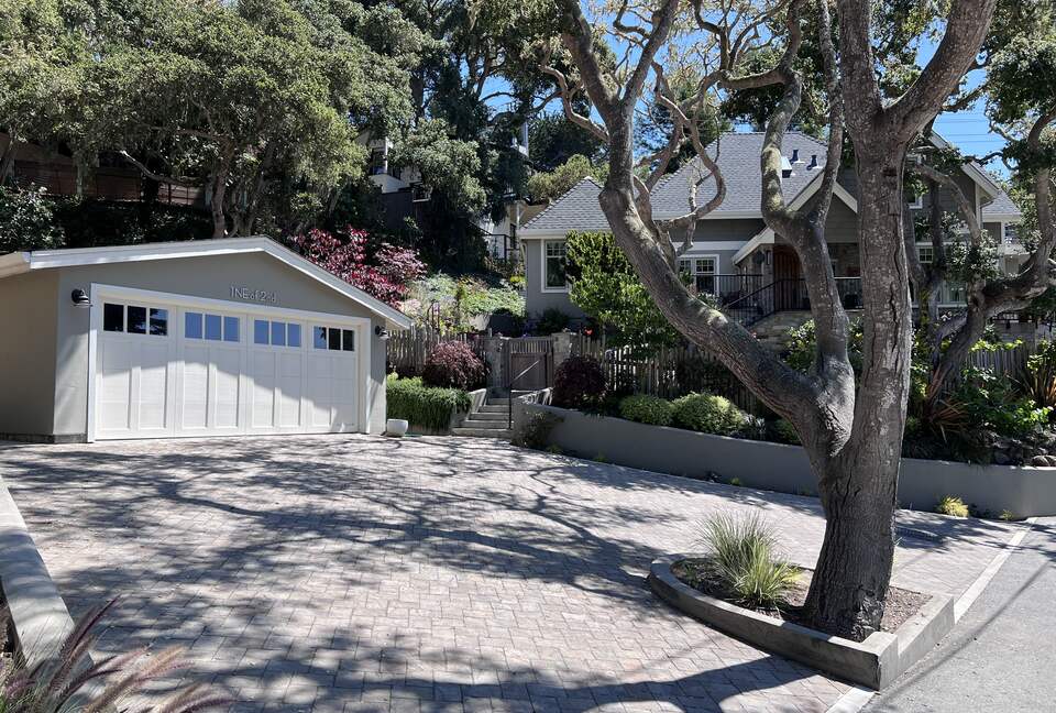 Circular driveway with lots of parking