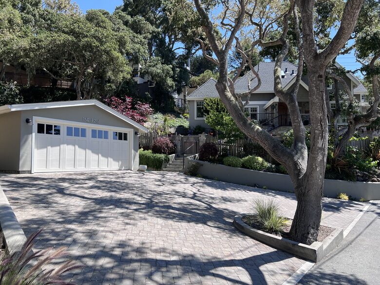 Circular driveway with lots of parking