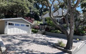 Circular driveway with lots of parking