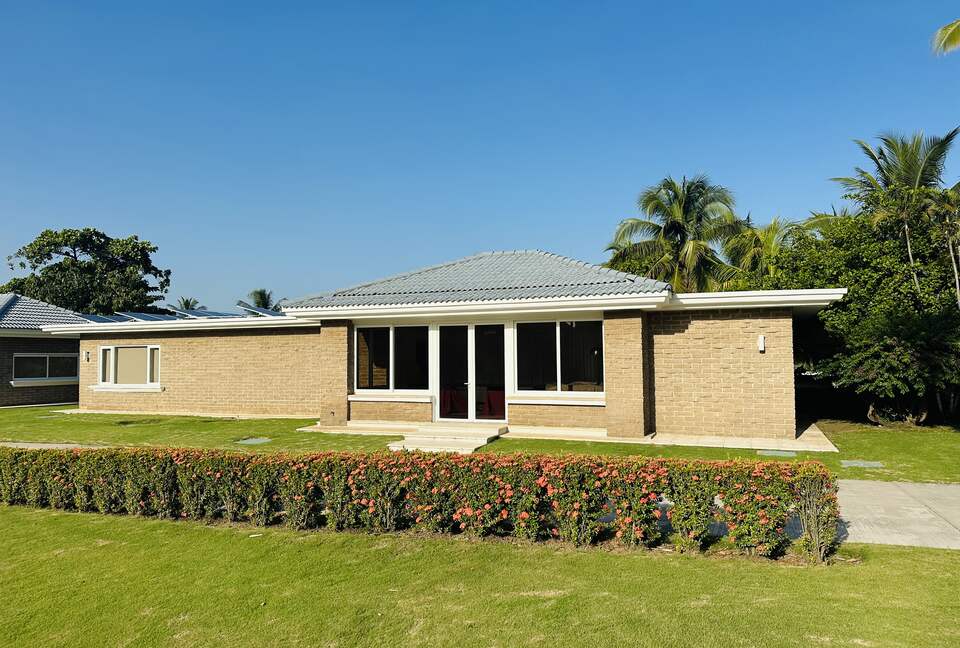 Exquisite 6,000 sqft Beach Villa with Resort-Like Pool - Puerto San Jose, Guatemala