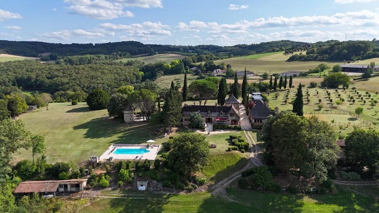 Peaceful Dordogne Estate Surrounded by Nature - Veyrines-de-Domme, France