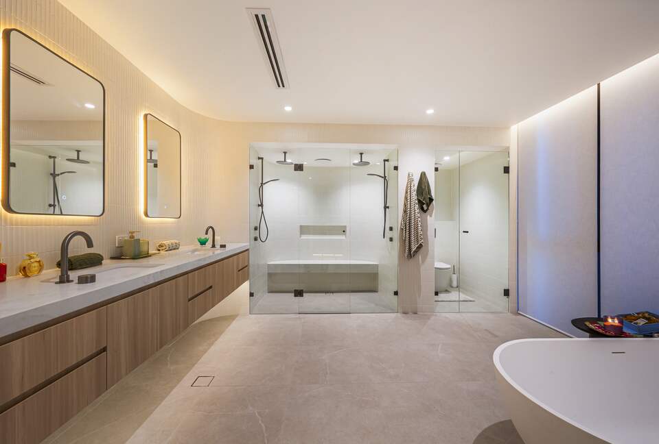 Exclusive Cotton Tree Waterfront Retreat with Resort Amenities - Maroochydore, Australia