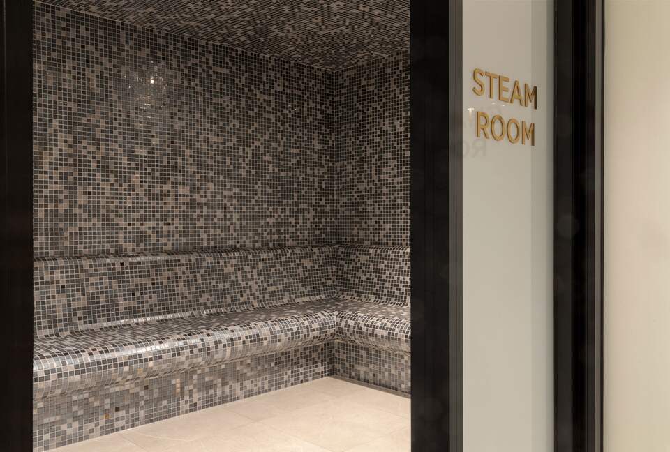 Exclusive Cotton Tree Waterfront Retreat with Resort Amenities - Maroochydore, Australia