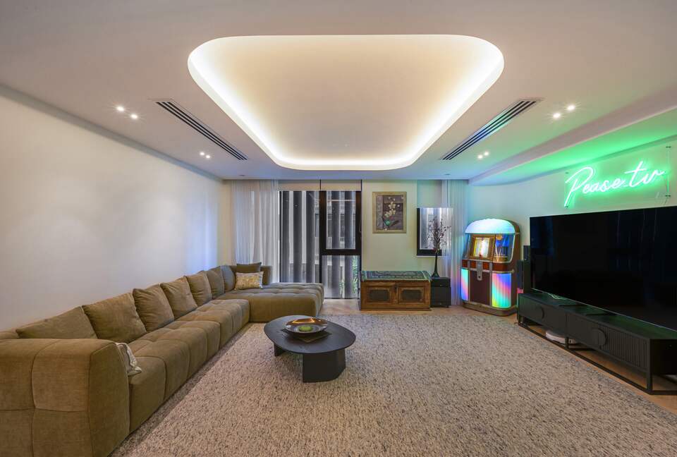 Exclusive Cotton Tree Waterfront Retreat with Resort Amenities - Maroochydore, Australia