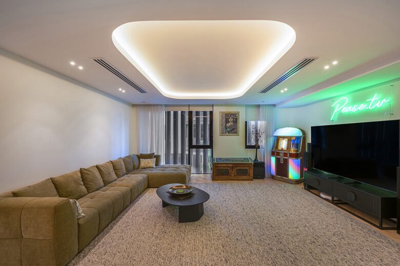 Exclusive Cotton Tree Waterfront Retreat with Resort Amenities - Maroochydore, Australia