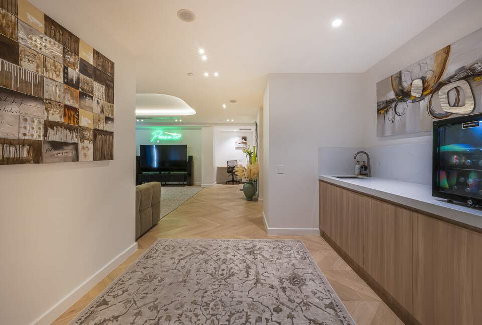 Exclusive Cotton Tree Waterfront Retreat with Resort Amenities - Maroochydore, Australia