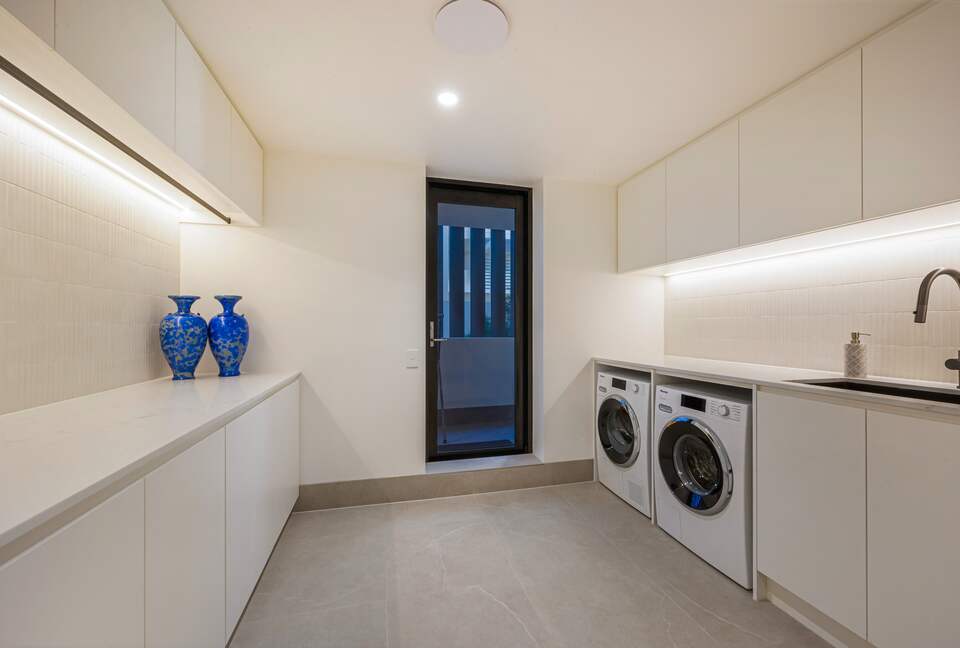 Exclusive Cotton Tree Waterfront Retreat with Resort Amenities - Maroochydore, Australia