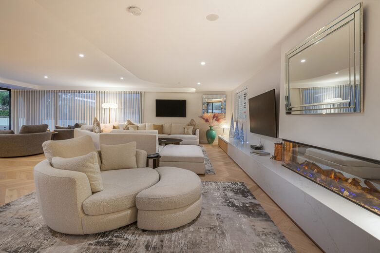 Exclusive Cotton Tree Waterfront Retreat with Resort Amenities - Maroochydore, Australia