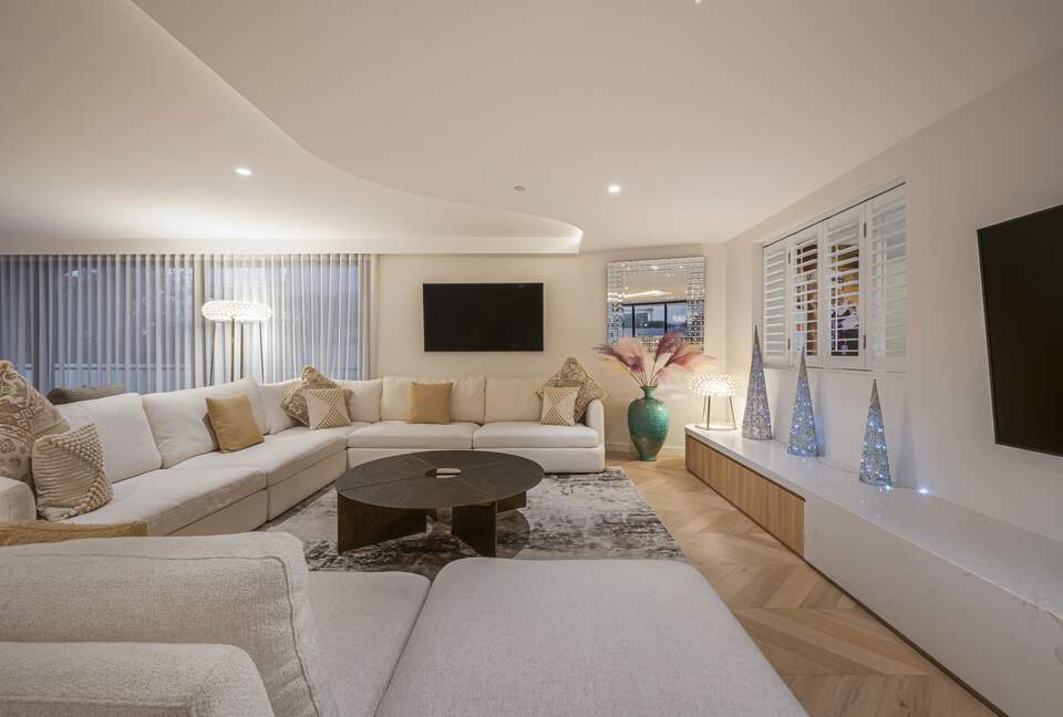 Exclusive Cotton Tree Waterfront Retreat with Resort Amenities - Maroochydore, Australia