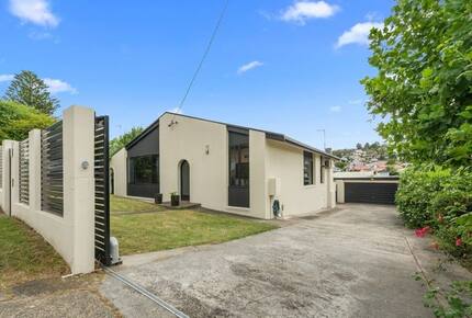 Spacious Bellerive Retreat – Walk to Beach, Cafés & Ferry - Hobart, Australia