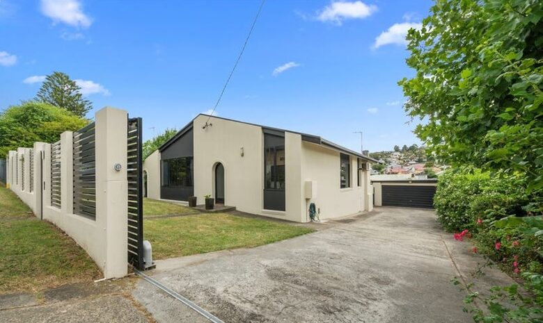 Spacious Bellerive Retreat – Walk to Beach, Cafés & Ferry - Hobart, Australia