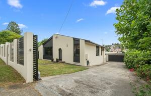 Spacious Bellerive Retreat – Walk to Beach, Cafés & Ferry - Hobart, Australia