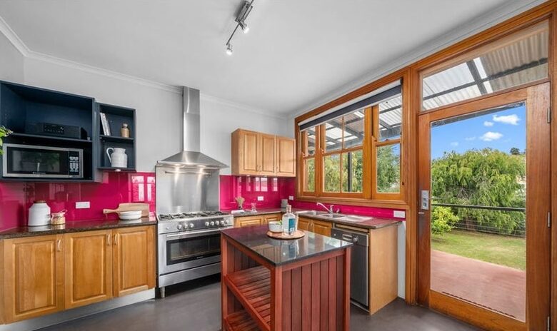 Spacious Bellerive Retreat – Walk to Beach, Cafés & Ferry - Hobart, Australia