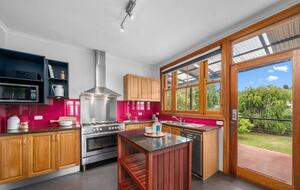 Spacious Bellerive Retreat – Walk to Beach, Cafés & Ferry - Hobart, Australia