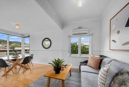 Spacious Bellerive Retreat – Walk to Beach, Cafés & Ferry - Hobart, Australia