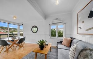 Spacious Bellerive Retreat – Walk to Beach, Cafés & Ferry - Hobart, Australia