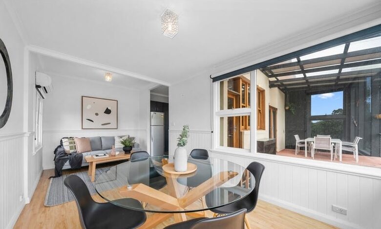 Spacious Bellerive Retreat – Walk to Beach, Cafés & Ferry - Hobart, Australia