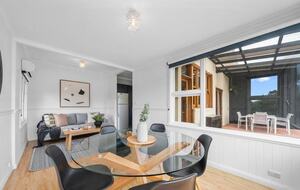 Spacious Bellerive Retreat – Walk to Beach, Cafés & Ferry - Hobart, Australia