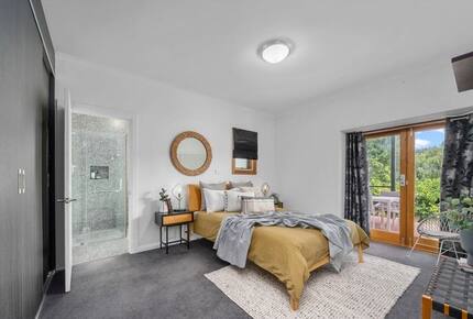 Spacious Bellerive Retreat – Walk to Beach, Cafés & Ferry - Hobart, Australia