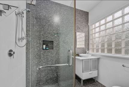 Spacious Bellerive Retreat – Walk to Beach, Cafés & Ferry - Hobart, Australia