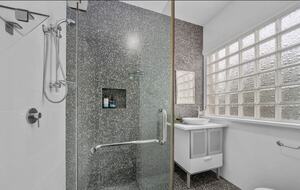 Spacious Bellerive Retreat – Walk to Beach, Cafés & Ferry - Hobart, Australia