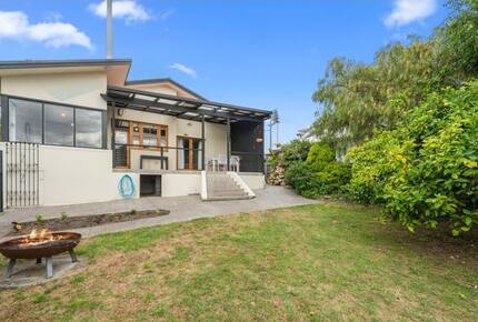 Spacious Bellerive Retreat – Walk to Beach, Cafés & Ferry - Hobart, Australia