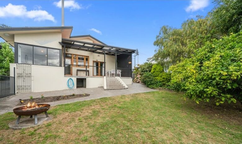 Spacious Bellerive Retreat – Walk to Beach, Cafés & Ferry - Hobart, Australia