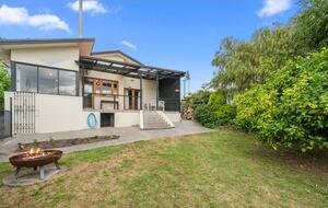 Spacious Bellerive Retreat – Walk to Beach, Cafés & Ferry - Hobart, Australia