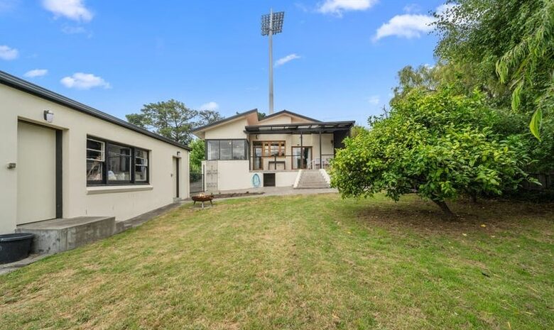 Spacious Bellerive Retreat – Walk to Beach, Cafés & Ferry - Hobart, Australia