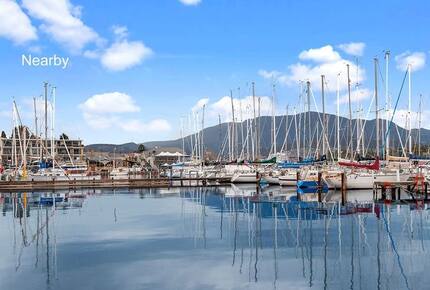 Spacious Bellerive Retreat – Walk to Beach, Cafés & Ferry - Hobart, Australia