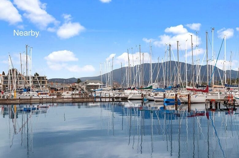 Spacious Bellerive Retreat – Walk to Beach, Cafés & Ferry - Hobart, Australia