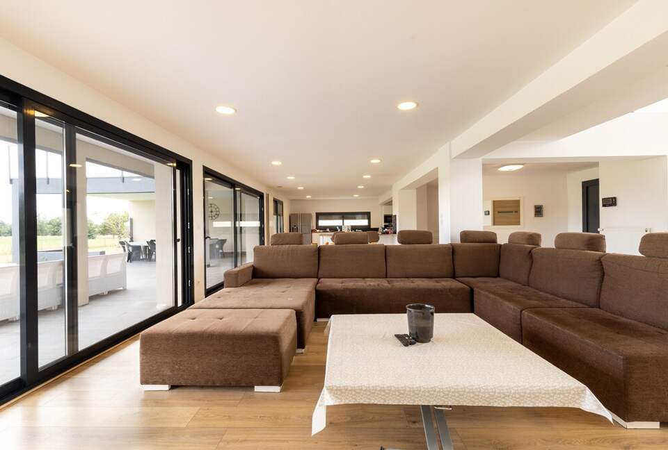 Exquisite Estate with Pool, Spa & Private Cinema - Nibelle, France