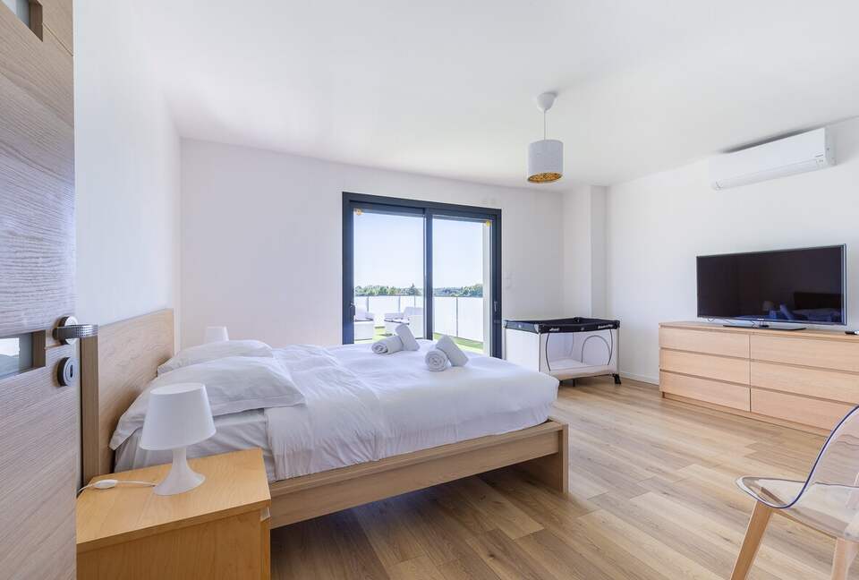 Exquisite Estate with Pool, Spa & Private Cinema - Nibelle, France