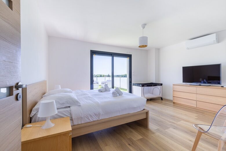 Exquisite Estate with Pool, Spa & Private Cinema - Nibelle, France