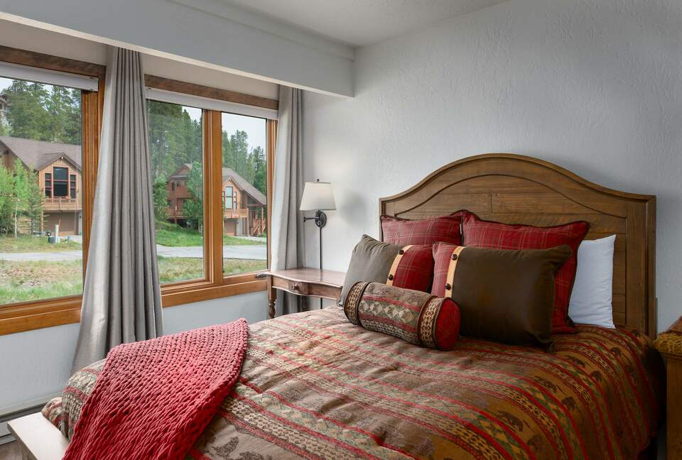 Alpine Comfort Steps from Downtown Breckenridge - Breckenridge, Colorado